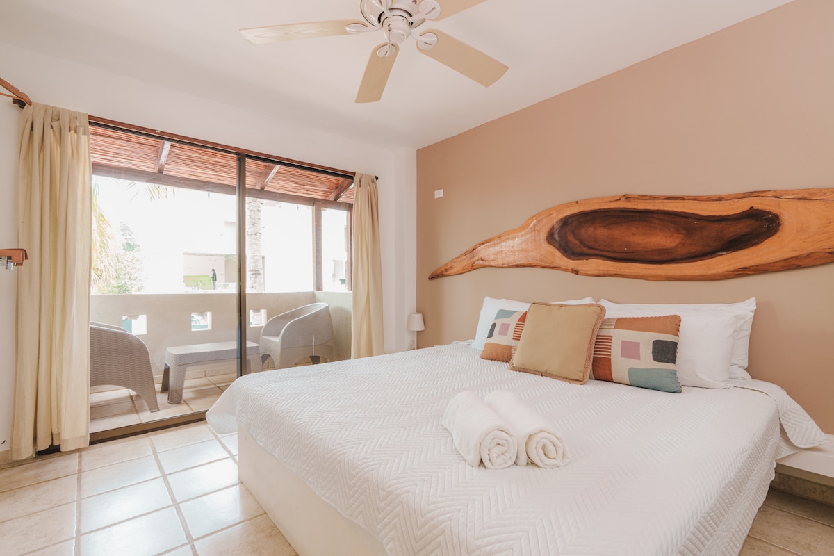 Una gran cama tamaño king cómoda. Incluye una terraza privada, donde una pequeña mesa te invita a disfrutar del desayuno con una vista increíble.
