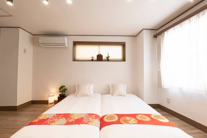 No dudes en ajustar las camas a tu preferencia, ya sea que estés solo o con tu familia.
Lavamos todas las sábanas, incluidas las fundas de los cojines y las mantas, después de cada uso.
Ofrecemos mantas de cama hechas de obi rehecho.
※ Los zapatos para exteriores están prohibidos en interiores.