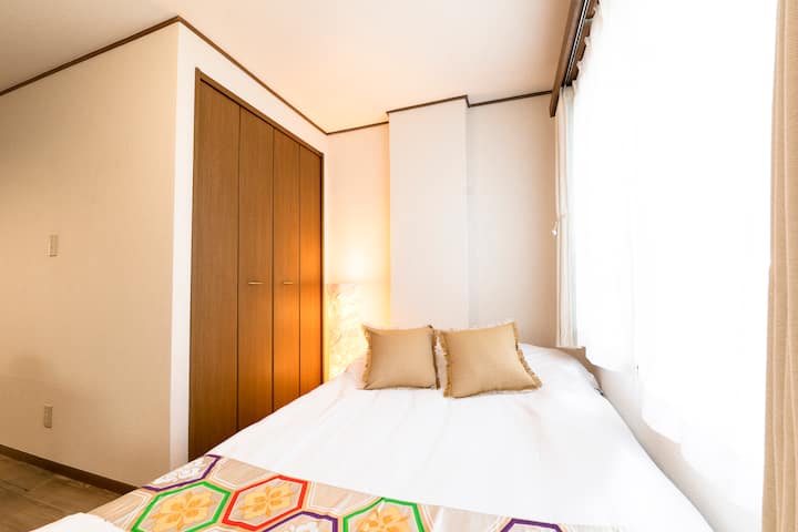 Es una cama doble.
Puedes usar una o dos personas.
El armario es solo para el propietario, por lo que está cerrado con llave.