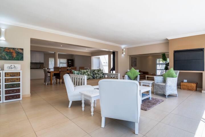 Gem with indoor jacuzzi gallery image 4