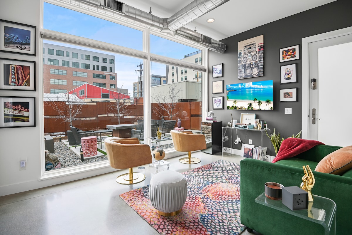 Hyr në një vend të shenjtë plot gjallëri me tematikë muzikën, të gjallë me ritmin e altoparlantëve Sonos dhe një regjistruesi. E zbukuruar me art magjepsës me tematikë muzikën, kjo dhomë të fton të zhytesh në tinguj dhe kreativitet, një përzierje argëtuese melodie dhe stili.