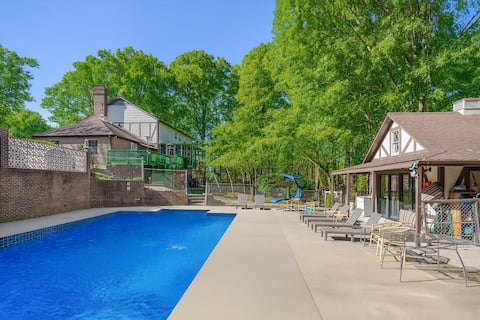 Spacious Estate - Pool, Games, Karaoke, Sleeps 16!
