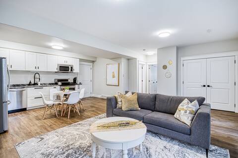 Stylish one bedroom apt in home