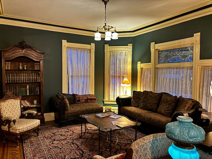 Historic & Dreamy Victorian Penthouse Suite - Urbana, IL