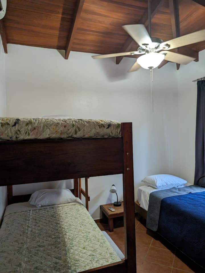 2 საძინებელში დგას სამი ტყუპი საწოლი.