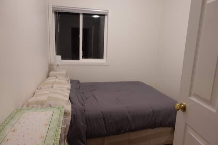 Dhomë dytësore në katin e sipërm me krevat dopio