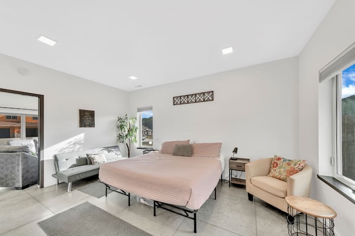 Lit King Size et futon dans cette chambre spacieuse. 