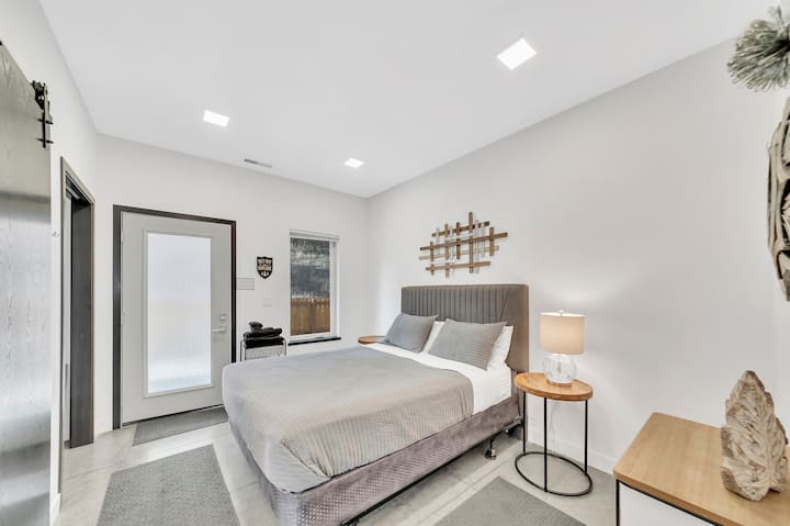 Lit queen size équipé de draps en coton. Cette chambre dispose d'un accès direct à la cour arrière pour plus de commodité et d'intimité. Cette chambre et la chambre principale sont toutes deux reliées par la salle de bain Jack et Jill.