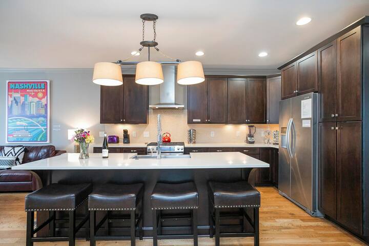 Spacious Townhouse Roof Deck/Views Near Music Row gallery image 3