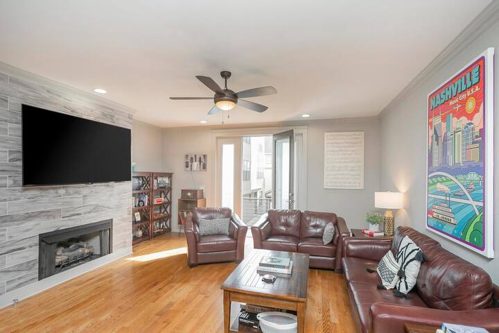 Spacious Townhouse Roof Deck/Views Near Music Row gallery image 4