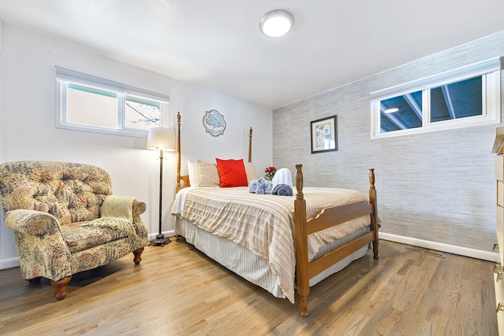 Soft light, warm wood, and thoughtful touches: this restful retreat is made for deep sleep and slow mornings.