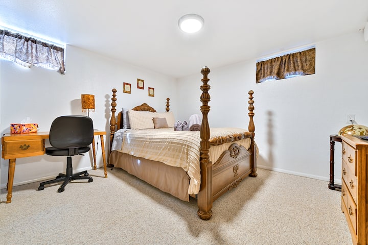 Classic comfort with a quiet charm: this bedroom blends timeless design with everyday ease.