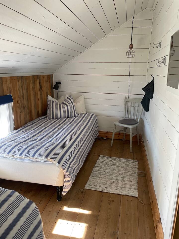 BEDROOM 4 - Small bedroom with comfortable 2 single beds adjacent to master bedroom #2