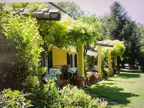 Idyllic house, 400 m2, pool, park, sea 5 km away