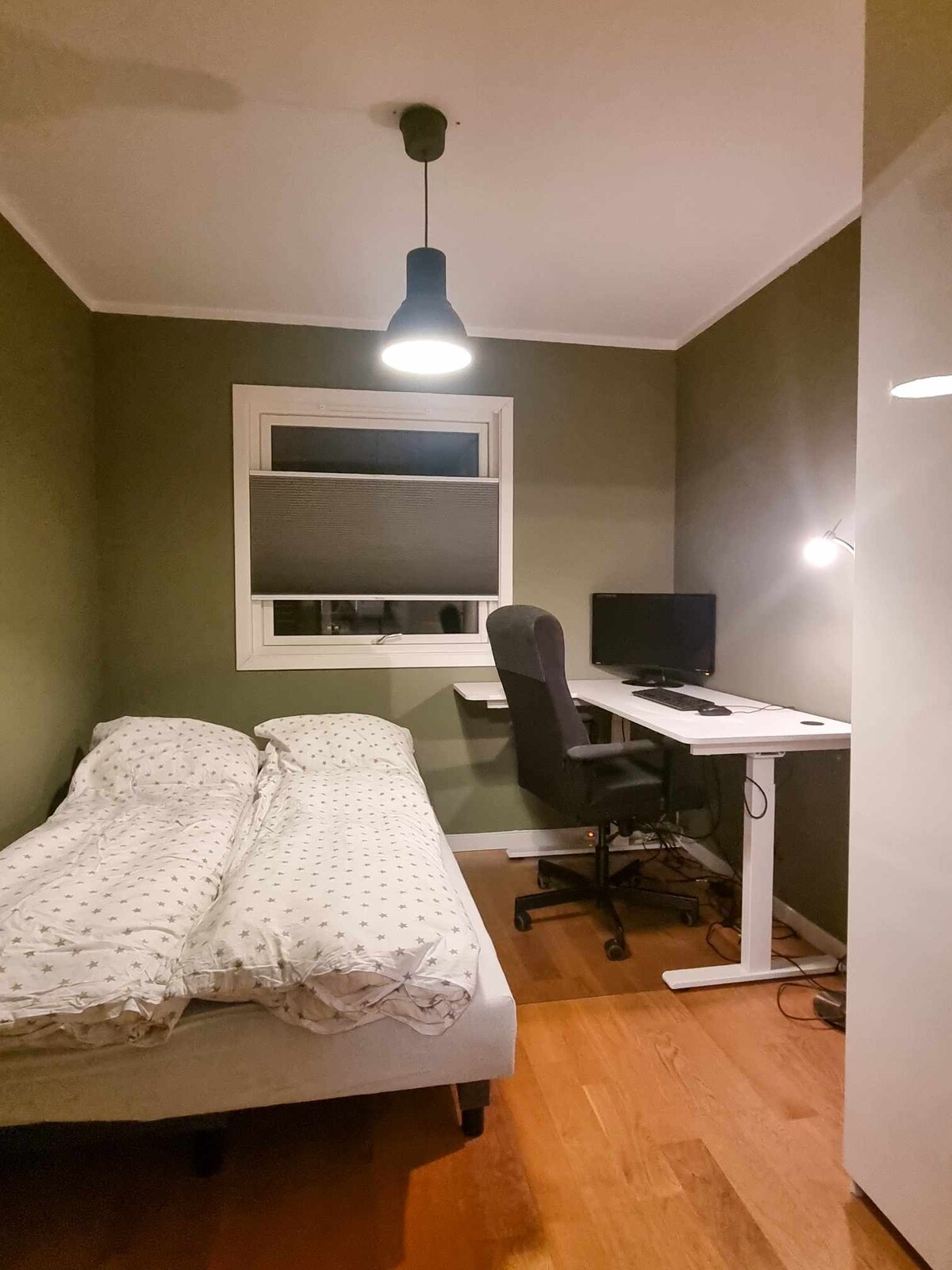 Dormitorio número 3 con una cama doble y una estación de trabajo 