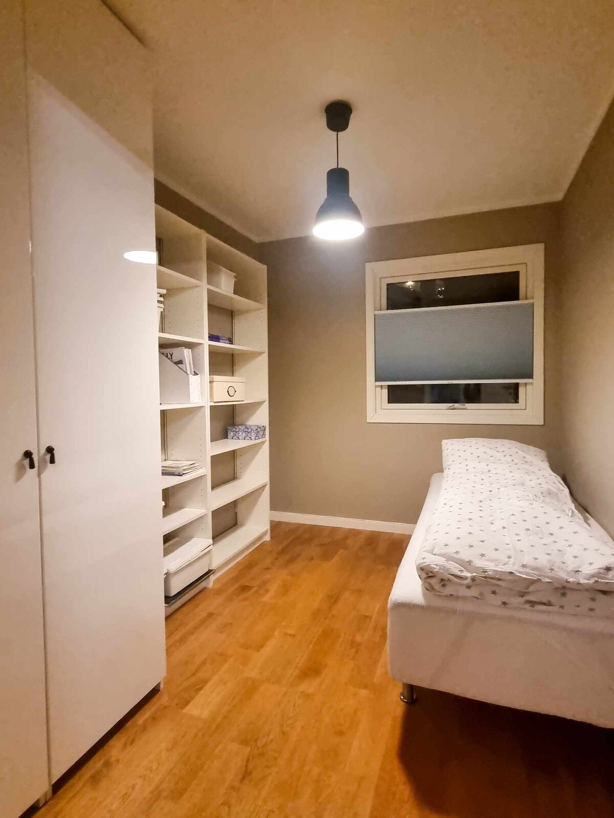 Dormitorio número 2 con una cama de una zona