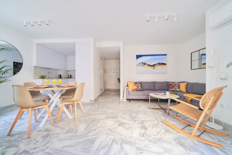 Top Airbnb: Modern City Centre Apartment| Terrace & Fast WIFI in La Victoria