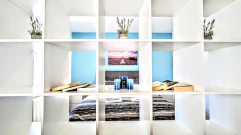 3 Apts: 150m (2 min) from center, free parking.