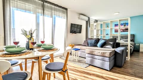 Top performing Airbnb: City Center| Free Parking|Cute Balcony| AC| Washer in Novi Sad City