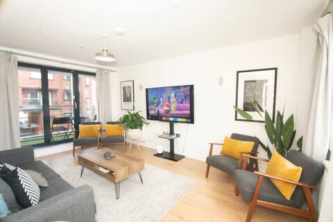 Spacious 4BR 4BA central JQ townhouse w/ balconies
