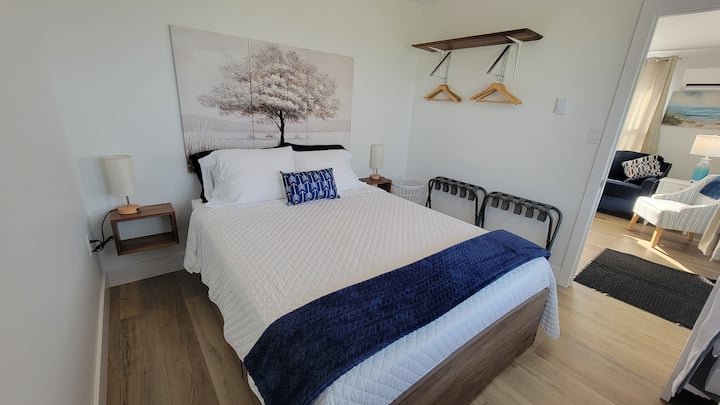 Cama de capitán tamaño queen con perchas y portaequipajes
