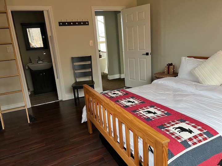 Nivel superior: dormitorio 2 con loft y baño privado de 3 piezas, pared de escalada en roca para mayor aventura. 