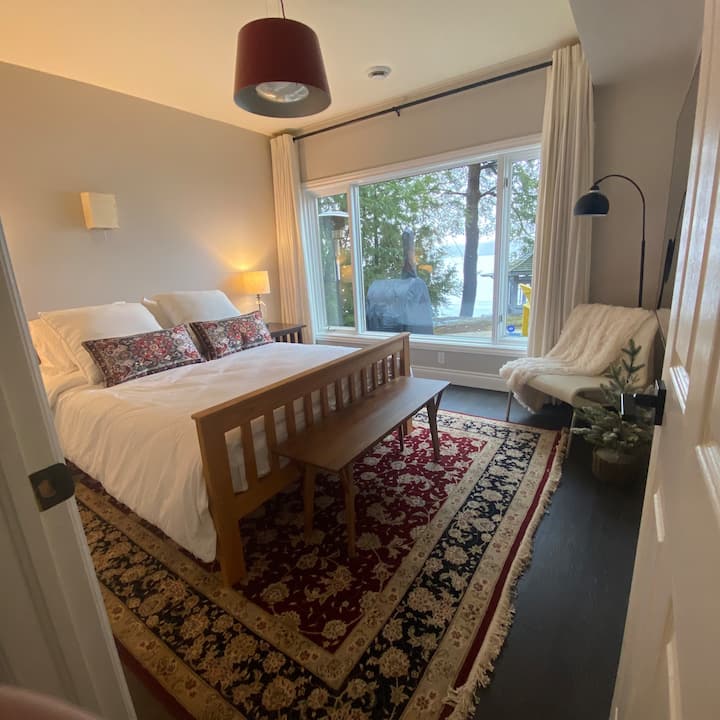 Nivel inferior - Dormitorio 1 
Tiene unas vistas espectaculares del lago, pisos climatizados y televisión inteligente de 70 pulgadas.