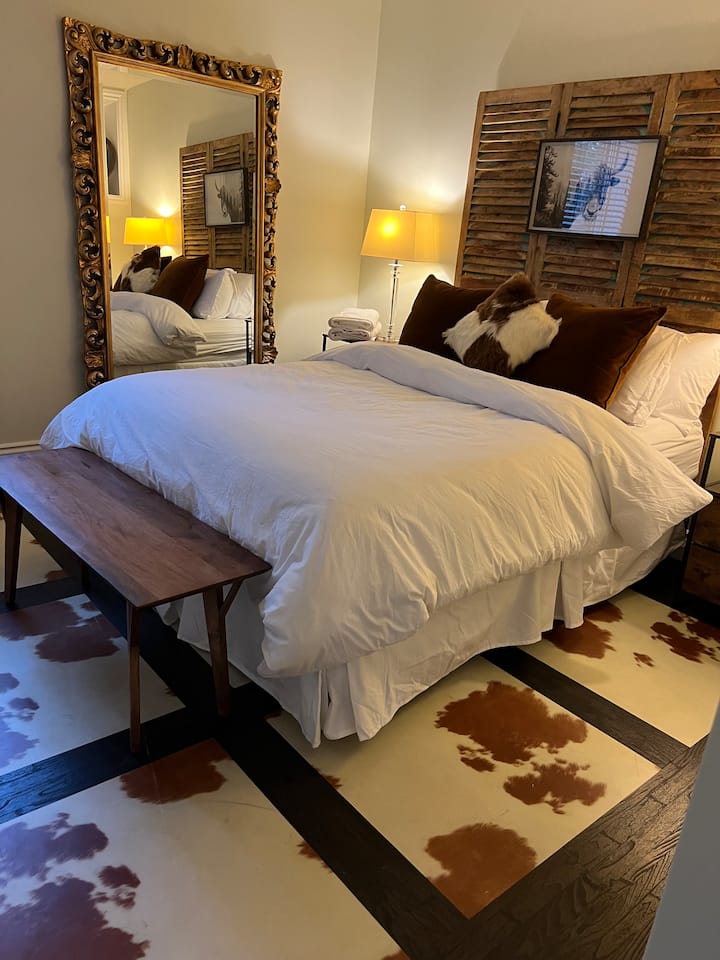 Nivel inferior: dormitorio 3. 
Pisos climatizados, televisión de 70 pulgadas. Un espacio agradable y tranquilo con gran privacidad. Ropa de cama premium.