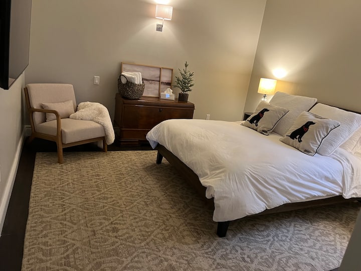 Nivel inferior - Dormitorio 2 
Equipado con televisión de 70 pulgadas, suelo radiante, sábanas de primera calidad