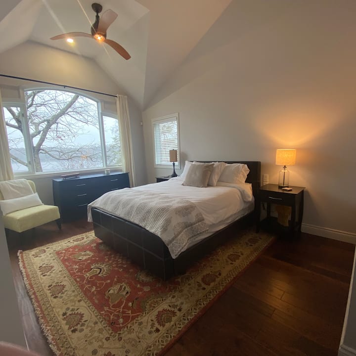 Nivel superior: el dormitorio principal tiene vistas al lago, chimenea de gas, televisión inteligente de 70 pulgadas y un baño privado de 4 piezas. Abre una ventana y puedes escuchar a los locos llamando toda la noche.