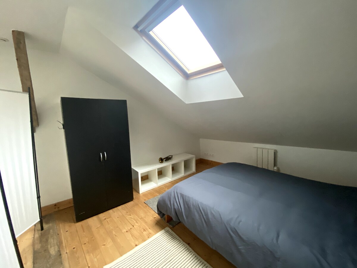 Pequeña habitación en el segundo y último piso. Cama de matrimonio. Aseo al otro lado del biombo.