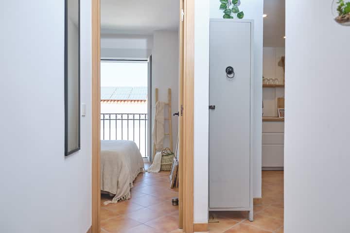 Од ходникот може да продолжите до спалната соба (лево) или дневната соба (десно).