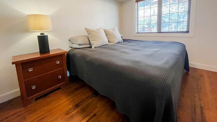 Spálňa môže byť manželská posteľ King alebo 2 x samostatné postele.