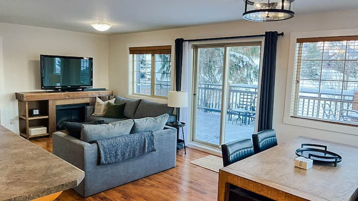 Mountain View: 2 Bedroom Condo With Hot Tub - 골든