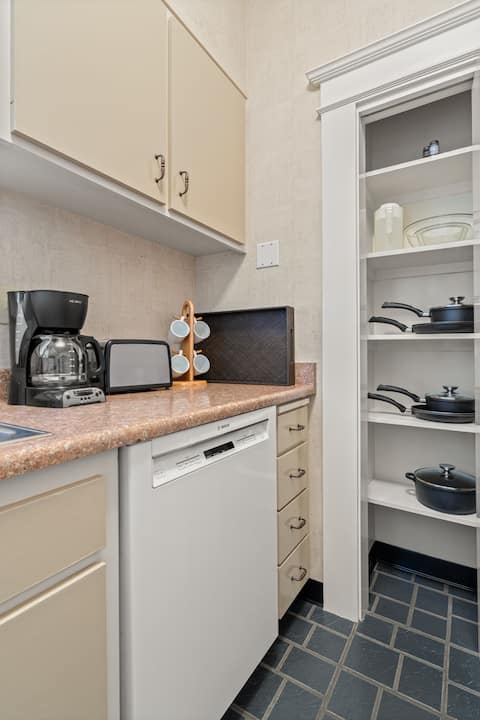 Top Airbnb: Studio Back Unit (3 flights of stairs) in Nob Hill
