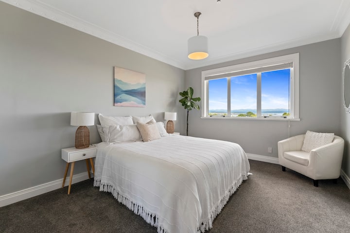 Приземје - спална соба 4 - x1 брачен кревет (широк 180-220 см)