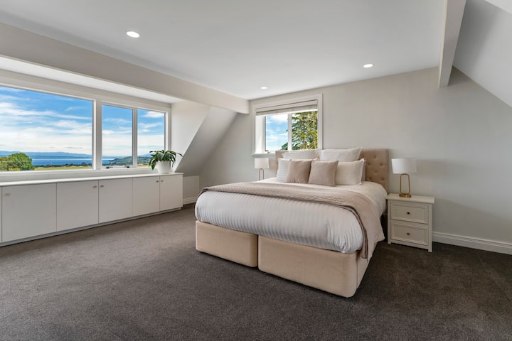 Прв кат - главна спална соба - x1 брачен кревет (широк 150-179 см)