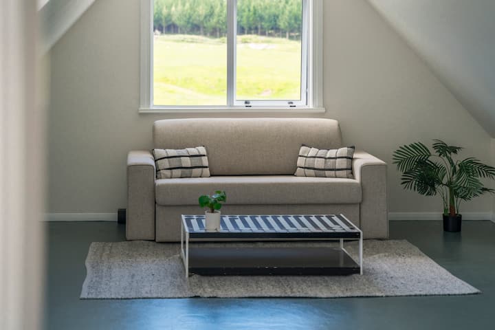 Прв кат - над гаража - кауч на спуштање - имајте предвид дека е одделен од другиот дел на горниот кат - не е достапен за постари лица или мали деца