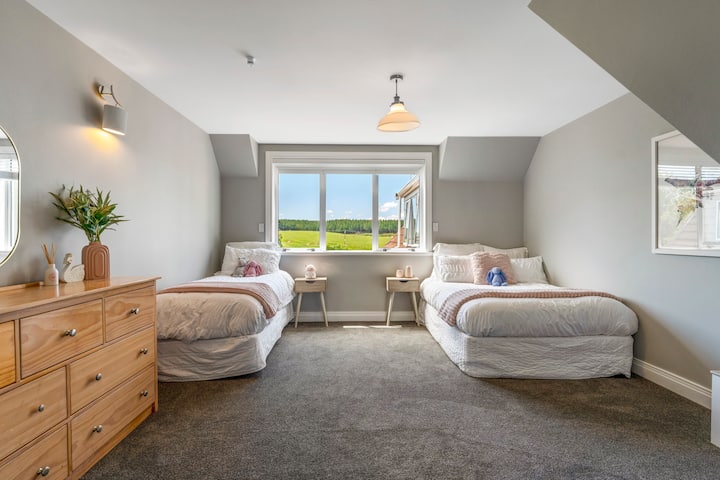 Прв кат - спална соба 3 - x1 единечен, x1 брачен кревет (широк 180 - 180-220 см)