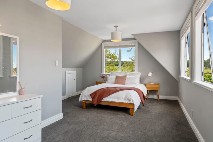 Прв кат - спална соба 2 - x1 брачен кревет (широк 180 - 200 см) 