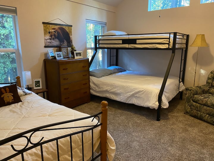 Na poschodí 3. spálňa s polovičnou kúpeľňou. Manželská posteľ a jednolôžko, jednolôžko s jednolôžkom. V tejto izbe sa pohodlne vyspí 5 osôb. 