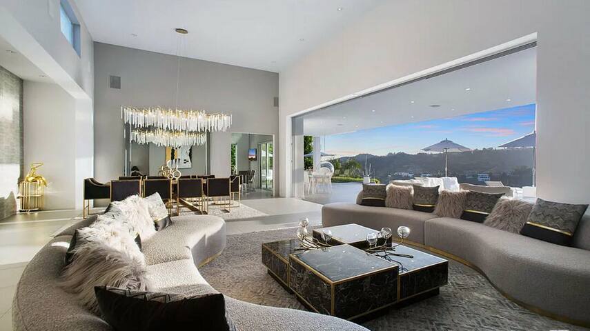Beverly Hills Mansion W. Stunning Views gallery image 4