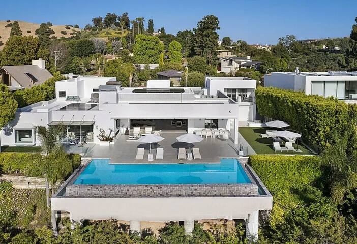 Beverly Hills Mansion W. Stunning Views gallery image 2