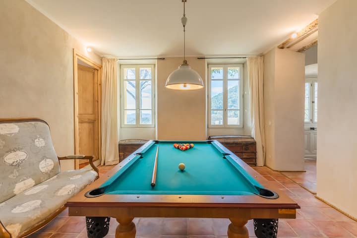 K dispozícii je malý salónik s biliardovým stolom.