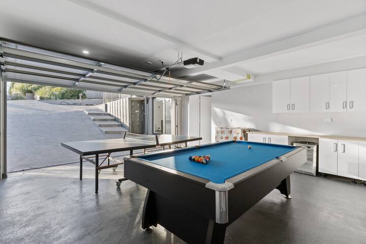 Luxury 5BR Family Group Retreat • Near Dandenongs gallery image 4