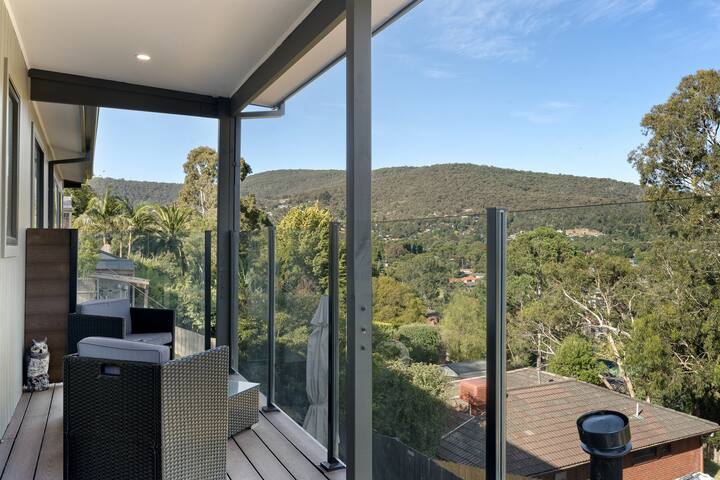 Luxury 5BR Family Group Retreat • Near Dandenongs gallery image 2