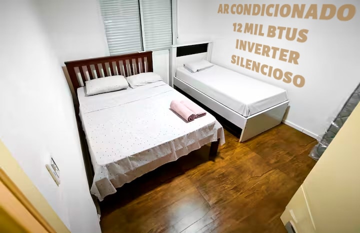 בשני החדרים יש ממיר מיזוג אוויר (שקט למדי) של 12,000 BTU !  
:)