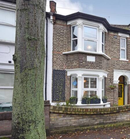 Victorian Terrace Cosy Family Friendly Rental gallery image 3