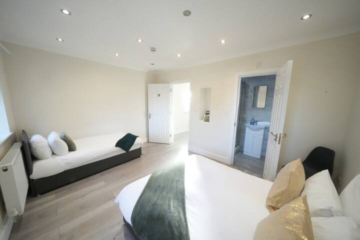 17G| Near Airport| Easily connected| 2 Kitchen gallery image 3