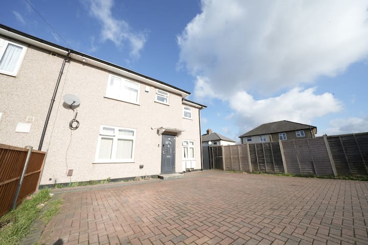 17G| Near Airport| Easily connected| 2 Kitchen